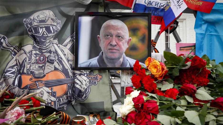 Moscow (Russian Federation), 26/08/2023.- A portrait of PMC Wagner chief Yevgeny Prigozhin at an informal memorial to him in Moscow, Russia, 26 August 2023. An investigation was launched into the crash of an aircraft in the Tver region in Russia on 23 August 2023, the Russian Federal Air Transport Agency said in a statement. Among the passengers was Wagner chief Yevgeny Prigozhin, the agency reported. (Rusia, Ucrania, Moscú) EFE/EPA/YURI KOCHETKOV