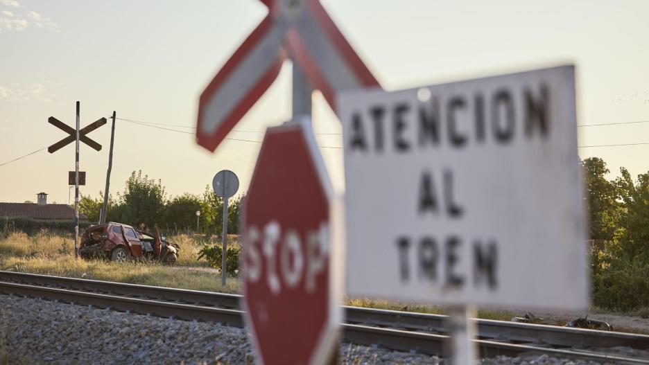 TALAVERA DE LA REINA (TOLEDO), 26/08/2023.- Un tren de pasajeros ha arrollado a un vehículo en el que viajaban tres personas -dos adultos, que han resultado heridos y un menor que ha fallecido-, por lo que la circulación ferroviaria está interrumpida a la altura de la localidad de Alberche del Caudillo (Toledo), cerca de Talavera de la Reina.- EFE/Manu Reino