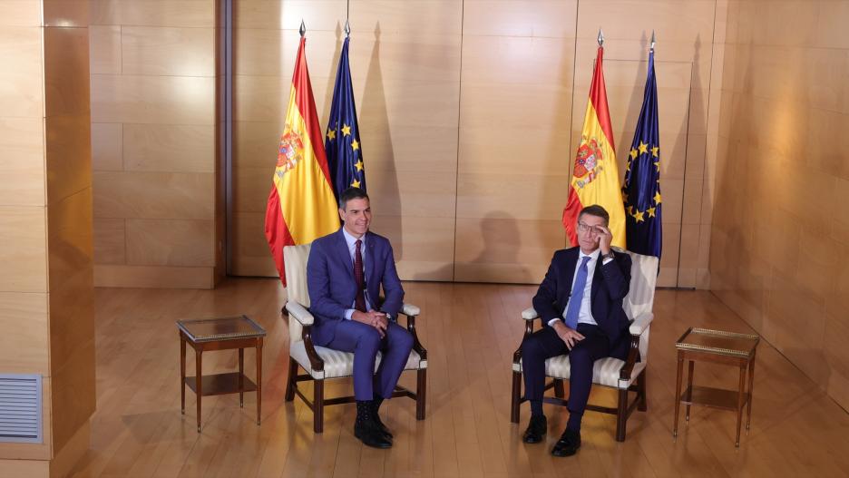 El presidente del Gobierno en funciones y líder del PSOE, Pedro Sánchez y el presidente del PP, Alberto Núñez Feijóo.