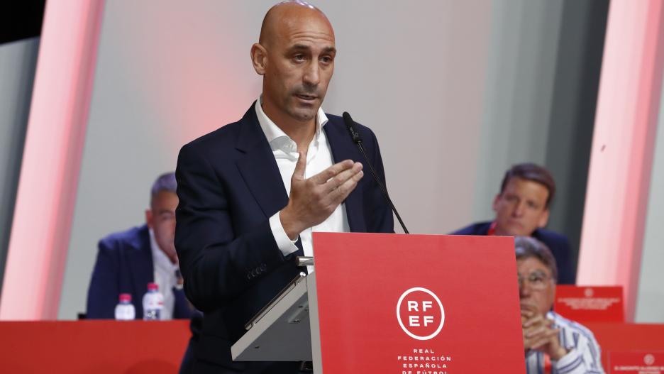 El presidente de la Real Federación Española de Fútbol (RFEF), Luis Rubiales, ofrece una rueda de prensa en la Asamblea General Extraordinaria, en la Ciudad del Fútbol de Las Rozas, a 25 de agosto de 2023, en Madrid (España). Luis Rubiales ha comparecido hoy en la asamblea para pedir perdón por lo ocurrido en la final del mundial femenino, ha dado explicaciones sobre el beso con la jugadora Jenni Hermoso y ha anunciado que, a pesar de las presiones, no va a dimitir.
25 AGOSTO 2023;LUIS RUBIALES;PRESIDENTE DE LA RFEF;ASAMBLEA GENERAL EXTRAORDINARIA;FÚTBOL;FEMINISMO
RFEF
25/8/2023