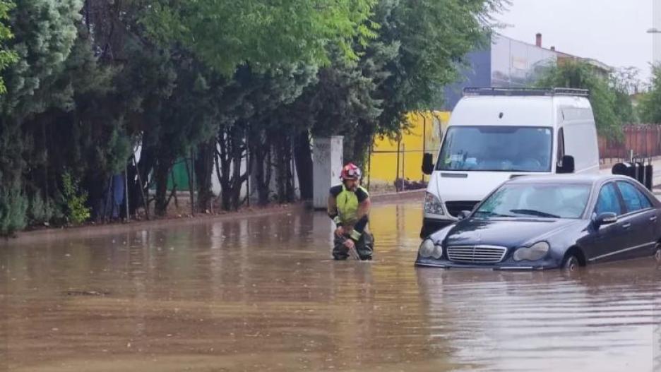 Los bomberos de Toledo tuvieron que realizar varios rescates este domingo.