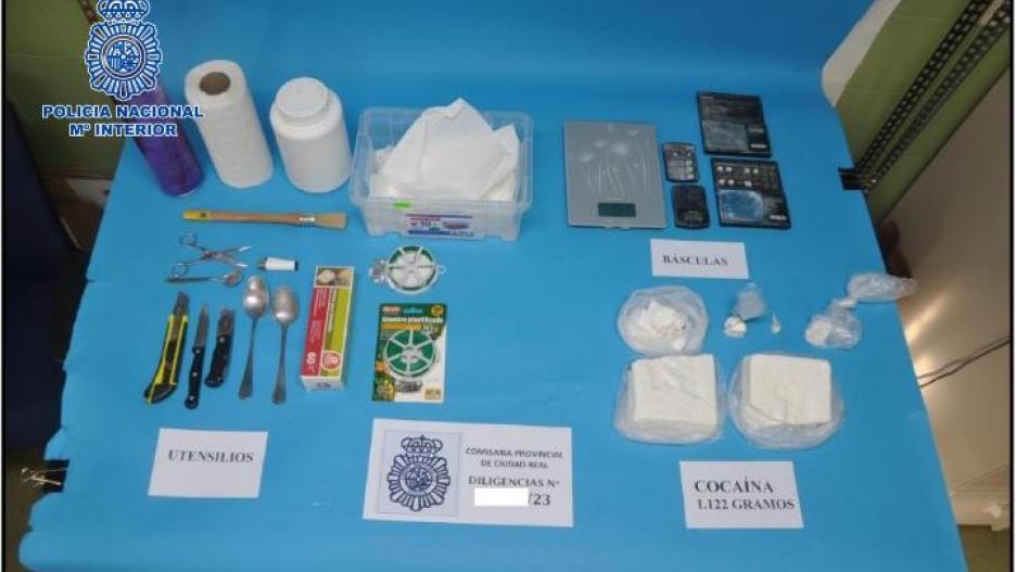 Material aprehendido en la operación policial que ha culminado con la desarticulación de una banda criminal dedicada al tráfico de drogas.