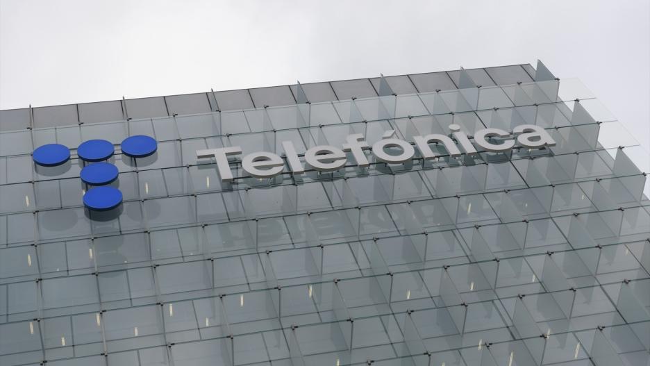 Exterior de la sede de Telefónica, en el ensanche de Las Tablas, en el distrito de Fuencarral-El Pardo, a 6 de septiembre de 2023, en Madrid (España). Las acciones de Telefónica subían un 3% a las 9.14 horas, hasta los 3,863 euros por título, después de que la operadora pública saudí STC anunciara ayer, tras el cierre del mercado, la adquisición de una participación del 9,9% en la operadora española por 2.100 millones de euros. La compra por parte de STC de esta participación en el grupo español se ha realizado mediante la adquisición de acciones representativas del 4,9% del capital social de Telefónica y de instrumentos financieros que confieren una exposición económica sobre otro 5% del capital social de Telefónica. STC Group se ha convertido en el mayor accionista de Telefónica. El grupo saudí cuenta con una capitalización bursátil de 49.200 millones.
06 SEPTIEMBRE 2023;TELEFÓNICA;TELEFONÍA . OPERADORA;SEDE DE TELEFÓNICA DISTRITO C;SEDE TELEFÓNICA;EDIFICIO;EMPRESA;OPERADORA TELEFONÍA;LOGO TELEFÓNICA;OFICINAS;OFICINAS TELEFÓNICA;FACHADA VIDRIO;EDIFICIO VIDRIO;
Eduardo Parra / Europa Press
06/9/2023
