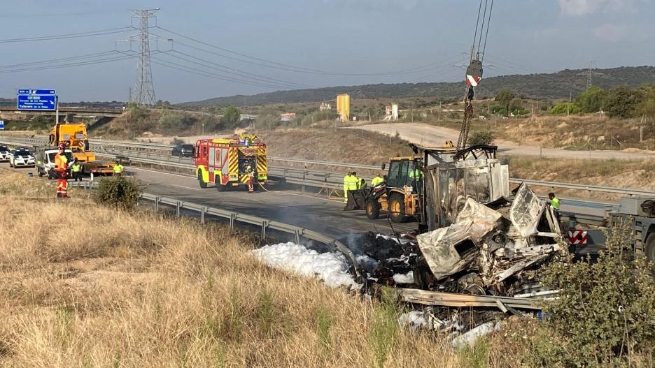 Cambión incendiado tras chocar contra un vehículo en la A5, en sentido Madrid, a la altura de Pepino (Toledo)
