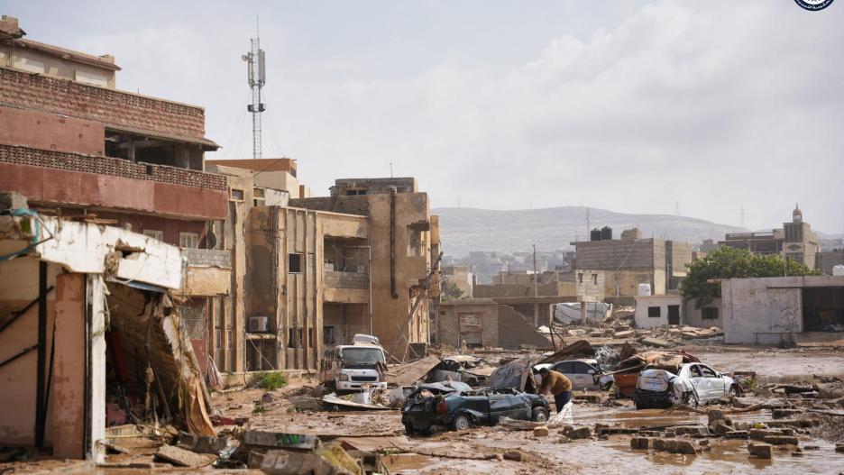 GRAF8931. DERNA (LIBIA), 12/09/2023.- Imagen distribuida por el Departamento de Comunicación del Gobierno de Libia en una red social que muestra los destrozos en la ciudad de Derna, la más afectada por las lluvias torrenciales que han dejado por el momento unas 2.400 víctimas mortales y 10.000 desaparecidos, según la Federación de la Cruz Roja. EFE/ Dpto. Comunicación del Gobierno Libio vía red social X - SOLO USO EDITORIAL/SOLO DISPONIBLE PARA ILUSTRAR LA NOTICIA QUE ACOMPAÑA (CRÉDITO OBLIGATORIO) -