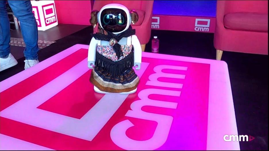 Felicia, la robot manchega, protagonista del encuentro digital que ha tenido lugar esta mañana en la carpa CMM de la Feria de Albacete.