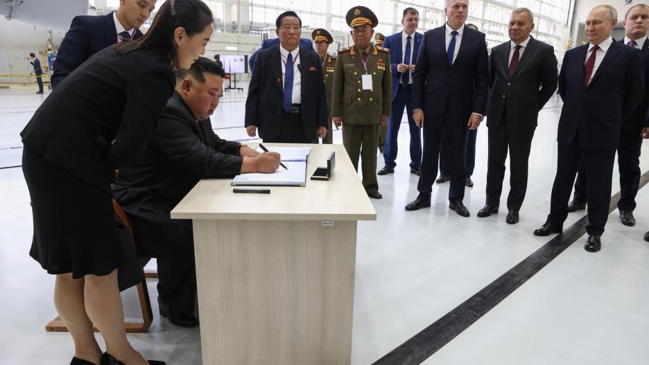 Tsiolkovsky (Federación de Rusia), 12/09/2023.- el líder norcoreano Kim Jong un (3-L) firma el libro de visitas durante una visita junto con el presidente ruso Vladimir Putin (2-R) al cosmódromo de Vostochny, en las afueras de la ciudad de Tsiolkovsky (antigua Uglegorsk), a unos 180 kilómetros al norte de Blagoveschensk en la región de Amur, Rusia, 13 de septiembre de 2023. (Rusia, Roma) EFE/EPA/ARTEM GEODAKYAN/SPUTNIK/KREMLIN / CRÉDITO OBLIGATORIO PARA LA PISCINA