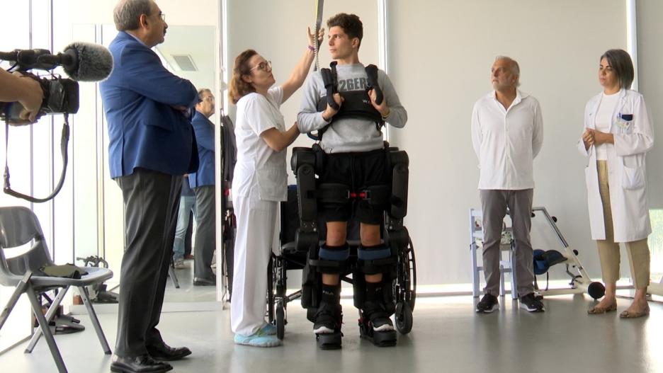 Atalante X' es el armazón mecánico con el que Carlos ha vuelto a caminar ha llegado a Parapléjicos de la mano de la Fundación Aladina