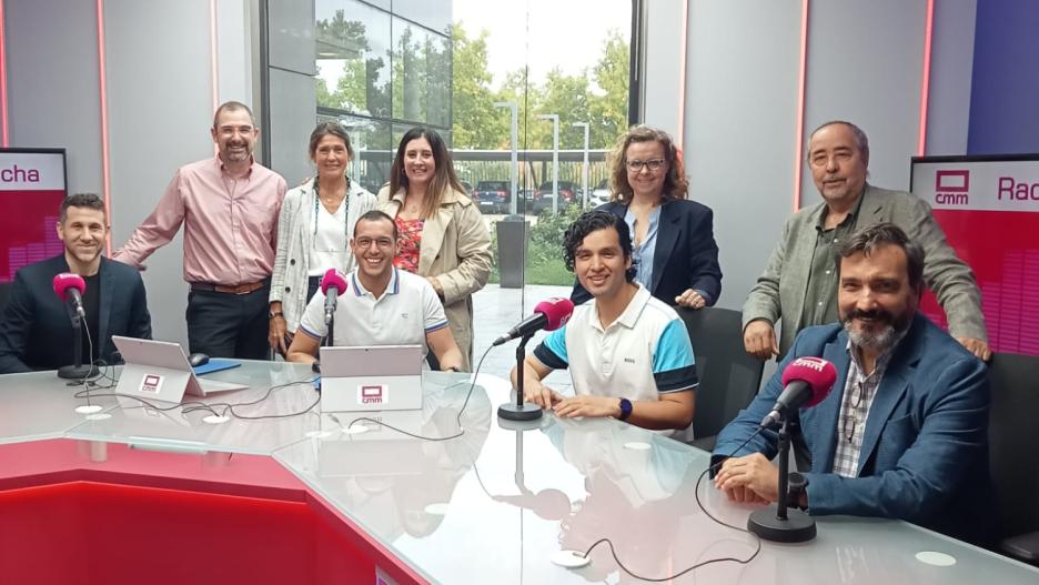 Los ganadores de los Premios Iris América 2023 junto al personal de CMM que les acompañó durante su visita en el visual studio de Radio Castilla-La Mancha.
