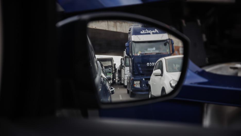 Atasco de camiones en la M-50 a la salida del Polígono Casablanca de Torrejón de Ardoz, durante el quinto día de paros en el sector de los transportes, a 18 de marzo de 2022, en Torrejón de Ardoz, Madrid (España). El paro, convocado a nivel nacional por la Plataforma para la Defensa del Sector de Transporte de Mercancías por Carretera Nacional e Internacional, tiene como objetivo protestar por la "gravísima" situación del sector y unas condiciones laborales "inadmisibles", a lo que se suma el alza del precio de los combustibles, acentuada por la invasión rusa de Ucrania. Ahora mismo no hay un acuerdo entre los transportistas y el Gobierno para volver a la normalidad. El paro continuará mientras las demandas de la Plataforma no sean satisfechas por el Gobierno.
18 MARZO 2022;PYMES;PREMIO NACIONAL PYME;PREMIOS;EMPRESA
Carlos Luján / Europa Press
(Foto de ARCHIVO)
18/3/2022