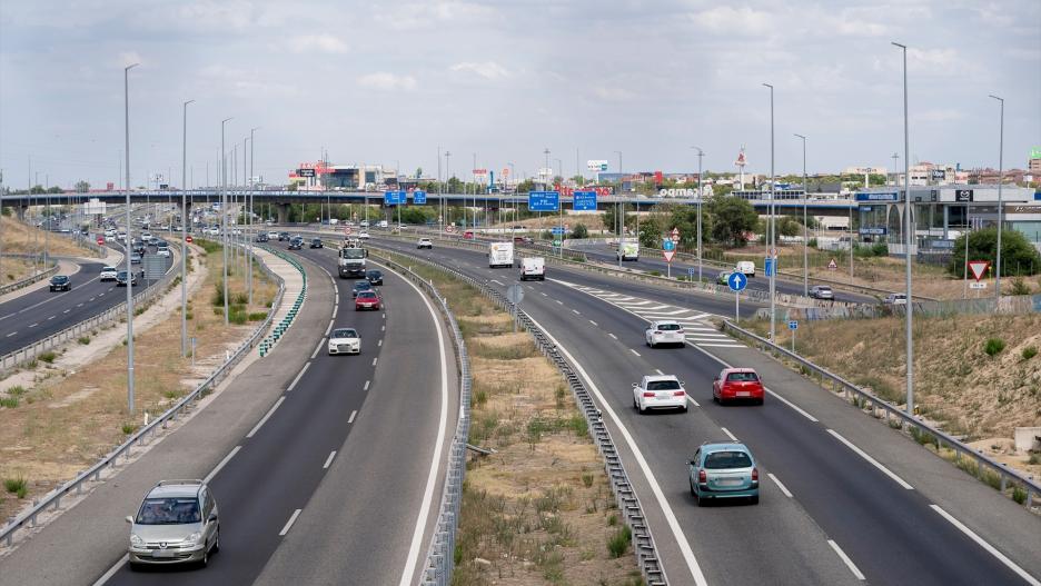 Varios coches circulan por la autovía A-5, a 1 de septiembre de 2023, en Madrid (España). La DGT prevé, desde el pasado jueves 31 de agosto y hasta el próximo domingo 3 de septiembre, más de 1,15 millones de desplazamientos en las carreteras de la Comunidad de Madrid en la última operación retorno del verano. En toda España se prevé que se produzcan más de 6,8 millones de movimientos de largo recorrido. Hoy se unen, a los movimientos de retorno, que serán escalonados durante todo el fin de semana, intensidades elevadas de circulación en sentido salida de las grandes ciudades y en las principales vías de comunicación de acceso a las zonas turísticas de costa y de descanso, junto a los movimientos habituales de fin de semana, también en sentido salida, hacia las zonas de costa y segundas residencias.
01 SEPTIEMBRE 2023;MADRID;DESPLAZAMIENTOS;AUTOVÍA A5;PIXELADA
A. Pérez Meca / Europa Press
01/9/2023