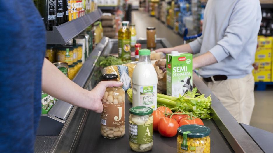 Family Cash y Alcampo se sitúan como las cadenas de supermercados nacionales más baratas para hacer la compra en España según el último estudio de la OCU
