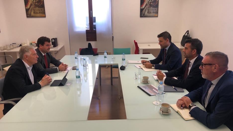 Reunión del alcalde de Ciudad Real con representantes de RENFE.