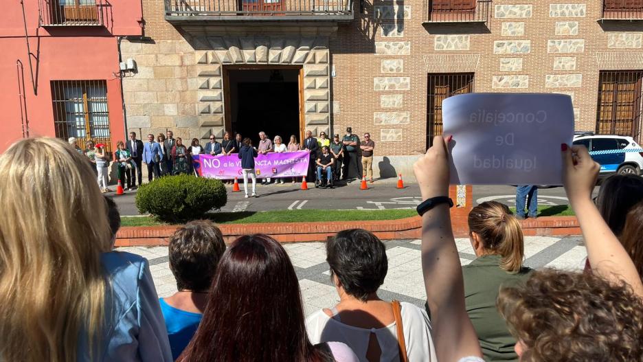 Los concejales del PSOE en el Ayuntamiento de Talavera se colocan con las plataformas feminista y frente a la Corporación municipal en el minuto de silencio contra la violencia machista