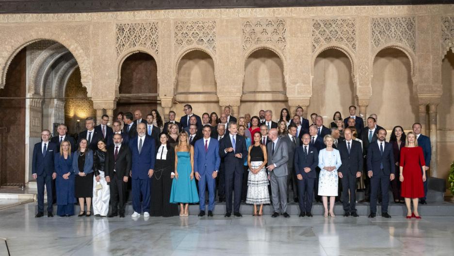 GRANADA, 05/10/23.- Los Reyes de España, Felipe (8d) y Letizia( 7d), reciben a los mandatarios europeos en su visita al Patio de los Leones de la Alhambra dentro de la III Cumbre de la Comunidad Política Europea (CPE), este jueves en Granada. EFE/ Miguel Ángel Molina