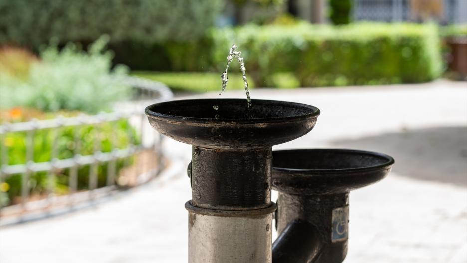 Una fuente de agua, en la Plaza del Altozano.