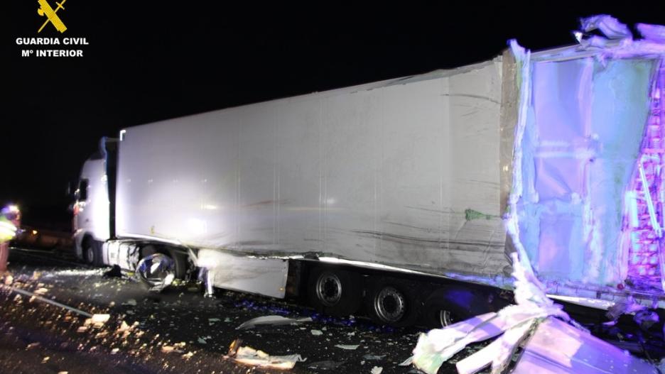 Estado de uno de los camiones implicados en el accidente registrado a la altura del punto kilométrico 80’700 de la Autovía del Guadiana A-43 (Ciudad Real-Atalaya del Cañavate
