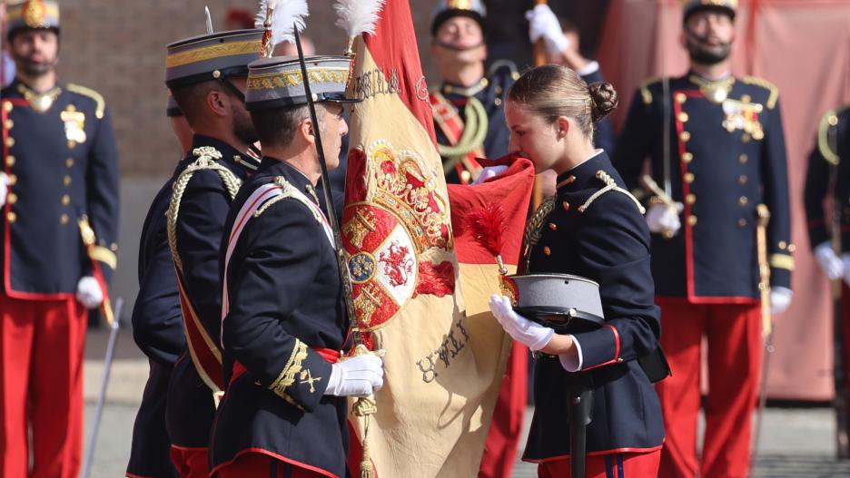 La princesa Leonor besa la bandera tras su jura en presencia de los reyes