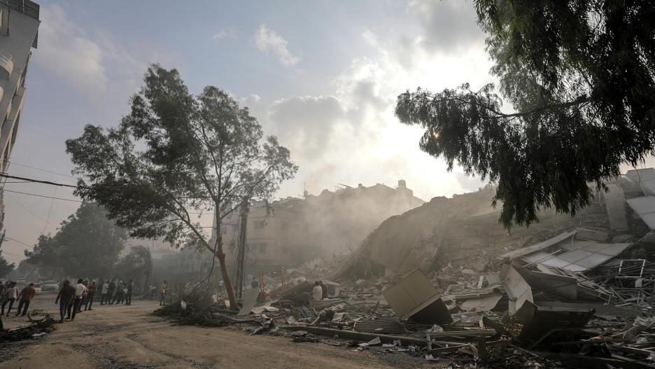 os palestinos inspeccionan la Torre Al-Watan destruida tras los ataques aéreos israelíes en la ciudad de Gaza, el 8 de octubre de 2023