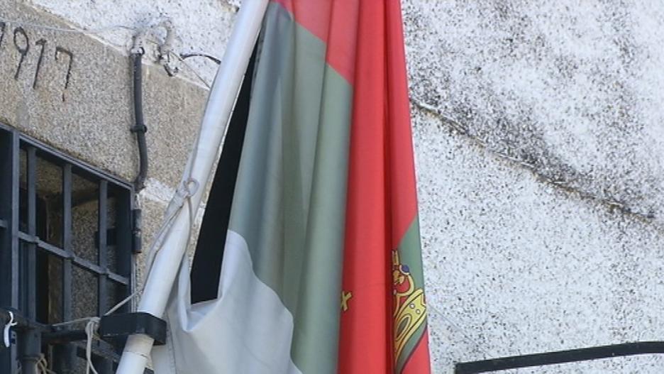 Crespones negros en las banderas del Ayuntamiento de Pelahustán (Toledo) por la muerte violenta de Belén.