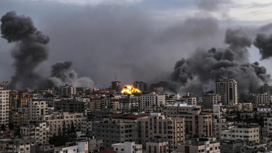 10/09/2023.- El humo se eleva tras un ataque aéreo israelí en la ciudad de Gaza, 9 de octubre de 2023.