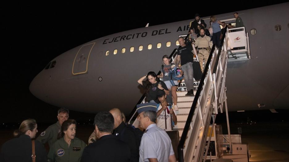 Llegada del primer avión militar español con evacuados desde Israel.