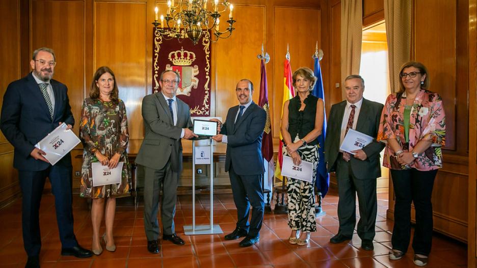 Los presupuestos de Castilla-La Mancha han sido entregados al presidente de las Cortes.