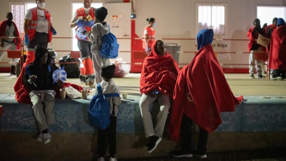GRAN TARAJAL (FUERTEVENTURA), 11/10/2023.- Salvamento Marítimo ha rescatado esta madrugada a casi 200 personas de origen subsahariano en tras lanchas neumáticas al sur de Gran Canaria y Fuerteventura, en una operación muy complicada que obligó a movilizar a dos barcos y dos helicópteros, porque uno de los grupos había naufragado. En la imagen, los 56 ocupantes de la neumática socorrida por la Salvamar Ízar, tres de ellos niños, a su llegada al puerto de Gran Tarajal, Fuerteventura. EFE/Carlos de Saá