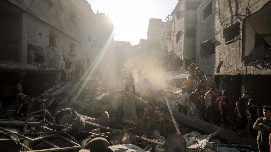 Gaza (---), 12/10/2023.- A destroyed house following an Israeli air strike in the western Shati refugee camp, western Gaza Strip, on October 12, 2023. More than 1,200 Palestinians were killed and more than 5,000 injured, according to the Palestinian Ministry of Health. After Israel began bombing the Palestinian Strip in response to the attacks carried out by the Islamic movement Hamas on Israel from the Gaza Strip on October 7. More than 3,000 people, including 1,500 Hamas militants, have been killed and thousands wounded in Gaza and Israel since October 7, according to Israeli military sources and Palestinian officials. EFE/EPA/HAITHAM IMAD