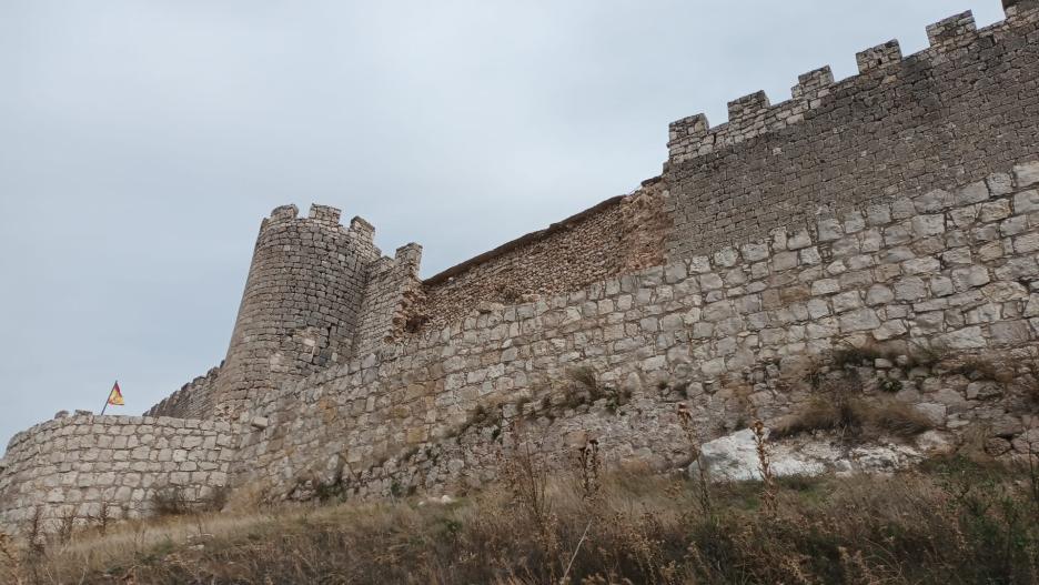 Derrumbe parcial de un muro en el castillo de Jadraque (Guadalajara)