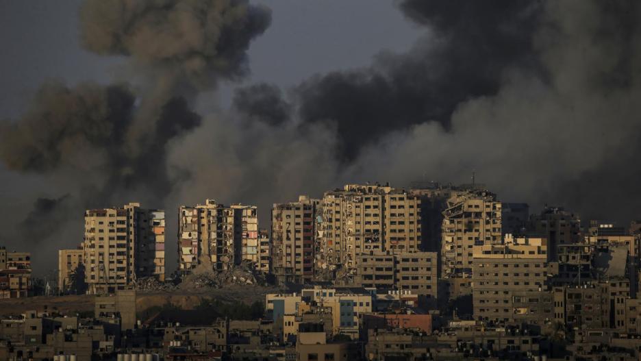 Gaza City (---), 14/10/2023.- Humo de una explosión después de que militantes de la milicia Ezz Al-Din Al Qassam, el ala militar del movimiento Hamas, lanzaran cohetes desde la costa de la Franja de Gaza hacia Israel en la ciudad de Gaza, el 13 de octubre de 2023 (publicado el 14 de octubre de 2023). Las Fuerzas de Defensa de Israel (FDI) pidieron la evacuación de todos los civiles del norte de Gaza antes de la invasión terrestre prevista. EFE/MOHAMMED SABER