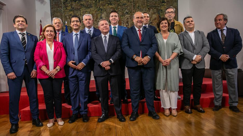 Diputaciones provinciales, Gobierno regional y agentes sociales durante la firma del nuevo Plan de Empleo de Castilla-La Mancha.