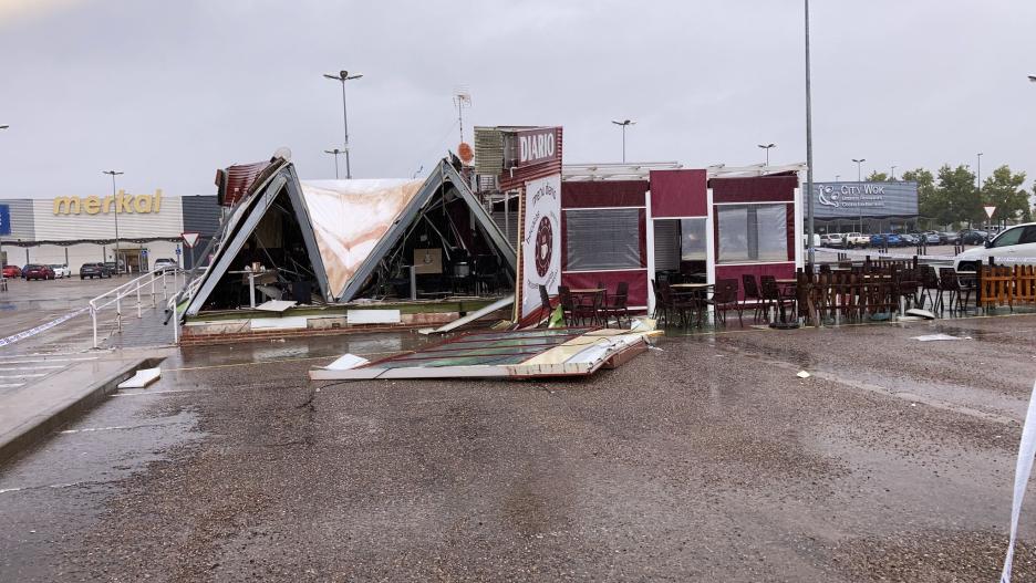 El techo de una cafetería modular ha cedido en el parque comercial del golf de Talavera