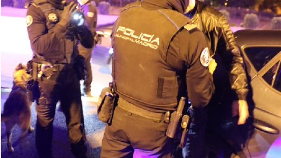 Detenido en Puente de Vallecas por infracción de tráfico con dos órdenes de detención por homicidio y delito contra la seguridad vial