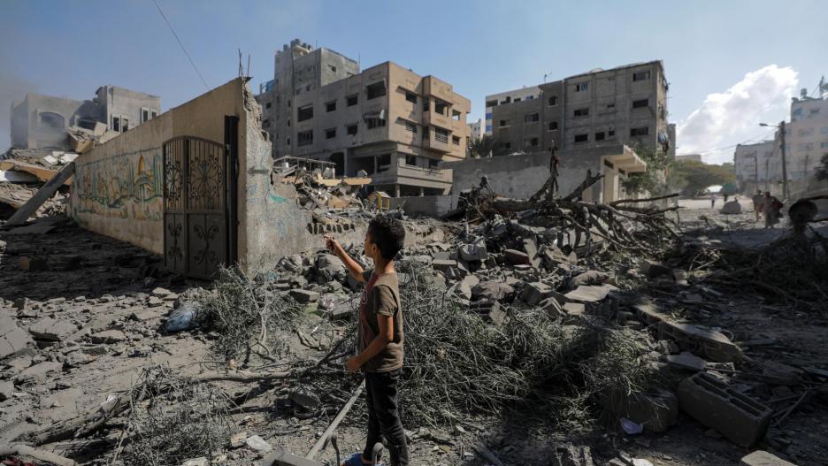 Gaza (-), 19/10/2023.- A Palestinian boy inspects the rubble of a destroyed building following an Israeli air strike in Gaza City, 19 October 2023. More than 3,700 Palestinians and 1,400 Israelis have been killed according to the Israel Defense Forces (IDF) and the Palestinian Health authority since Hamas militants launched an attack against Israel from the Gaza Strip on 07 October. Israel has warned all citizens of the Gaza Strip to move to the south ahead of an expected invasion. EFE/EPA/MOHAMMED SABER