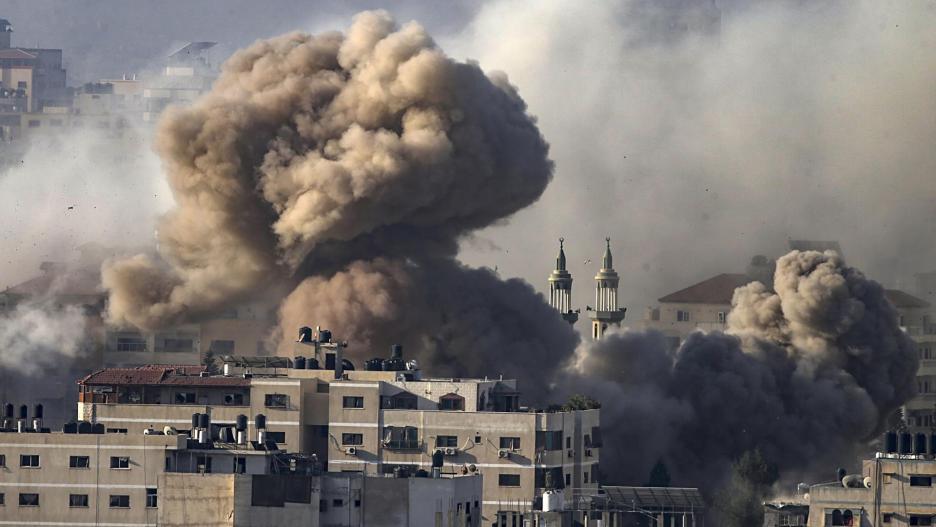 -FOTODELDÍA- GAZA, 20/10/2023.- El humo se eleva sobre el barrio de Tal Al-Hawa en Gaza este viernes tras el ataque aéreo que ha recibido por los israelís. Más de 3700 palestinos y 1400 israelís han sido asesinados desde el pasado siete de octubre. EFE/ Mohammed Saber