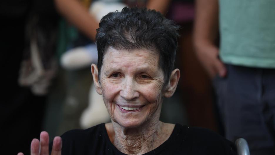 Tel Aviv (Israel), 24/10/2023.- Yocheved Lifschitz, 85, reacts as she arrives to speak with the media after being released by Hamas, at the Tel Aviv Sourasky Medical Center - Ichilov in Tel Aviv ,Israel, 24 October 2023. The woman is one of the two elderly hostages that were released by Hamas on 23 October. According to the Israel Defence Forces (IDF), more than 200 people, both Israelis and foreign nationals, were kidnaped by Hamas on 07 October, when the militant group launched an unprecedented attack on Israel from the Gaza Strip. EFE/EPA/ABIR SULTAN