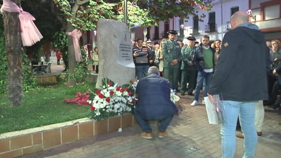 Monolito descubierto en el primer aniversario del tiroteo de Argamasilla