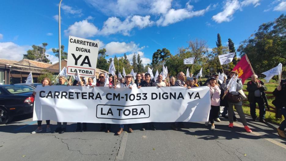 Vecinos de La Toba (Guadalajara) se manifiestan en Toledo para pedir el acondicionamiento de la localidad