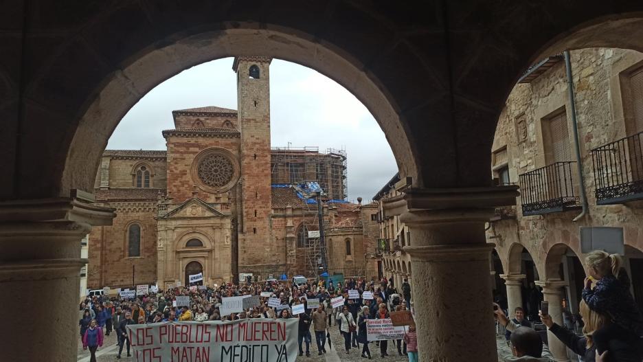 Cientos de personas se manifestaron en Sigüenza para reclamar una sanidad digna.
PLATAFORMA
29/10/2023