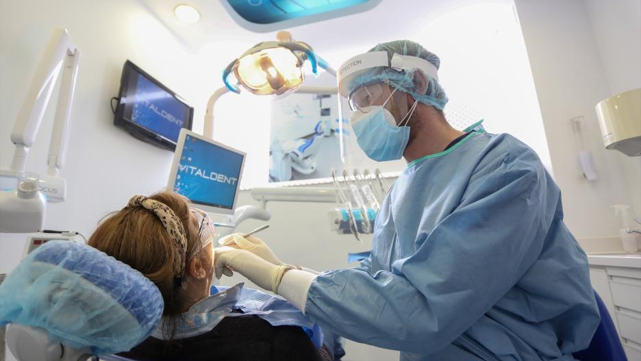 Un dentista en una clínica dental 
Marta Fernández / Europa Press
(Foto de ARCHIVO)
13/5/2020