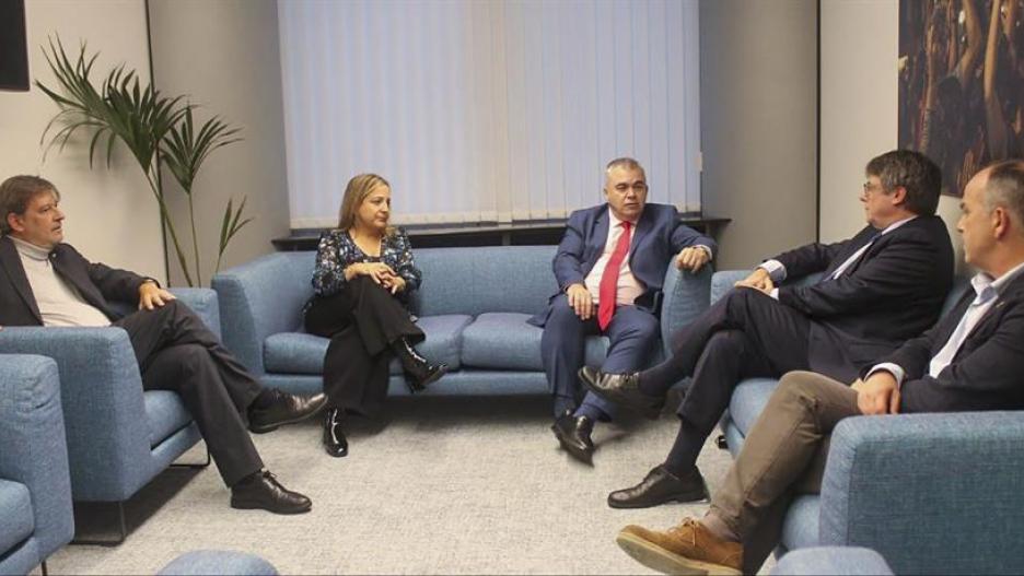 Puigdemont y Santos Cerdán (PSOE) se reúnen en Bruselas para avanzar hacia la investidura