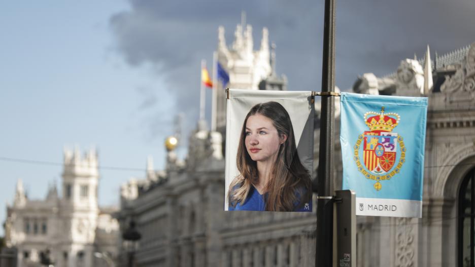 MADRID, 30/10/2023.- Detalle de unas banderas con la imagen de la Princesa Leonor y el escudo de armas de la princesa de Asturias, instalados en una farola de la capital con motivo del acto de Jura de la Constitución de la Princesa Leonor que tendrá lugar mañana. EFE/ Aitor Martin