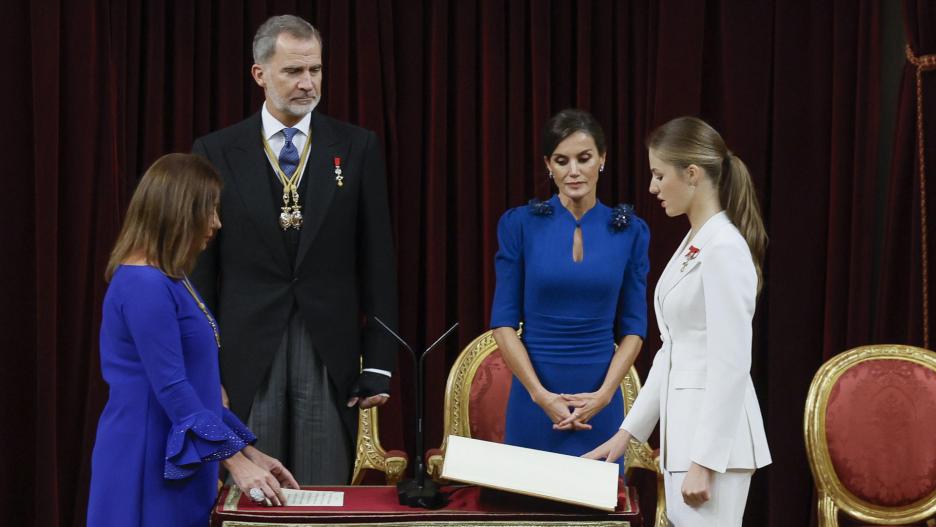 MADRID, 31/10/2023.- La princesa Leonor (d) jura la Constitución ante la presidenta del Congreso, Francina Armengol (i), y los reyes de España, Felipe VI y Letizia, en el día de su 18 cumpleaños, este martes en el Congreso de los Diputados, en una ceremonia que representa el hito más importante de su trayectoria institucional y pavimenta el camino para que algún día se convierta en reina. EFE/Ballesteros POOL