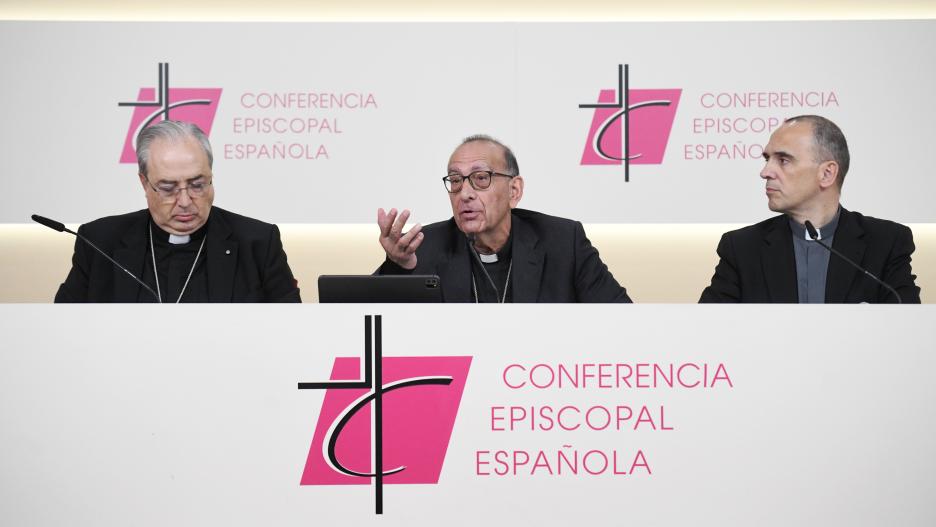 El obispo auxiliar de Toledo, Francisco César García Magán (i) y el presidente de la Conferencia Episcopal Española, Juan José Omella (c), durante una rueda de prensa tras la Asamblea Plenaria Extraordinaria de la Conferencia Episcopal Española, en la sede de la CEE, a 31 de octubre de 2023, en Madrid (España). La Conferencia Episcopal Española (CEE) convocó ayer una Asamblea Plenaria Extraordinaria en la que se analiza el informe del Defensor del Pueblo sobre abusos sexuales a menores dentro de la Iglesia católica.. Durante la comparecencia, Omella, ha manifestado el sentir de dolor por el daño causado, ‘’reitero la petición de perdón a las víctimas por ese dolor. Manifestamos también el trabajar en la reparación integral de las víctimas y avanzar en la protección y prevención de abusos. Se nota un antes y un después por reparar esos daños causados", explica.
31 OCTUBRE 2023;CONFERENCIA EPISCOPAL;ASAMBLEA EXTRAORDINARIA
Fernando Sánchez / Europa Press
31/10/2023