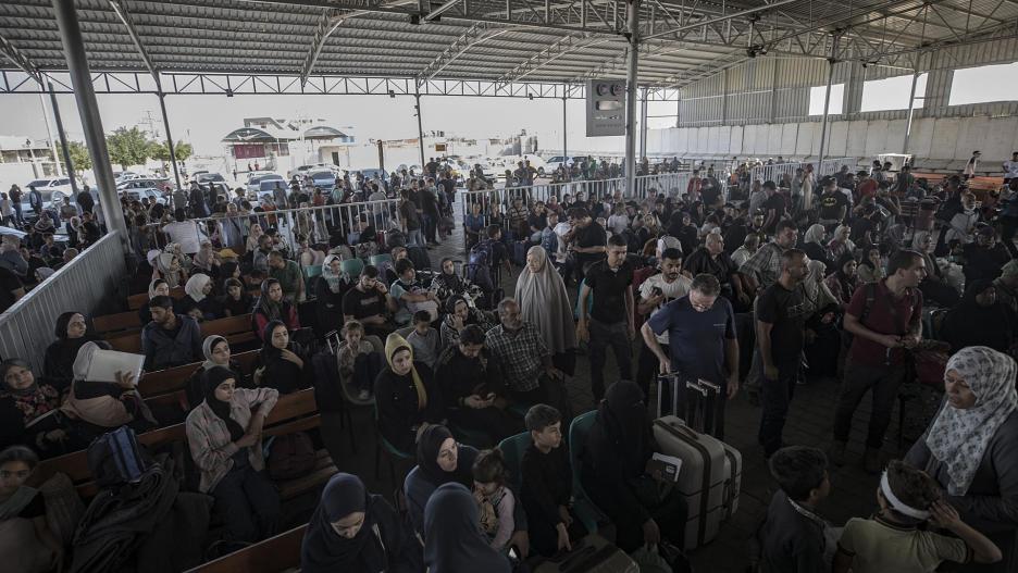 Cientos de ciudadanos palestinos esperan para cruzar a Egipto este miércoles, en el cruce fronterizo de Rafah entre la Franja de Gaza y Egipto. El 1 de noviembre, ambulancias que transportaban a evacuados de la Franja de Gaza atravesaron el cruce fronterizo de Rafah