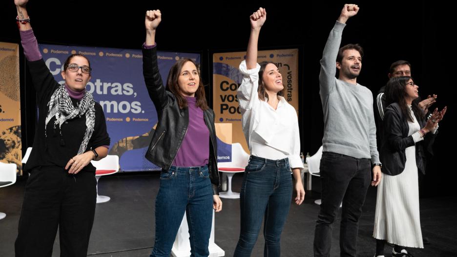 GRAF9404. MADRID, 04/11/2023.- La secretaria de Acción de Gobierno de Podemos y ministra en funciones de Igualdad, Irene Montero (c-d), junto a la líder del partido y ministra en funciones de Derechos Sociales y Agenda 2030, Ione Belarra (c-i), durante la Conferencia Política de Podemos celebrada este sábado en Madrid. La militancia de Podemos ha avalado mayoritariamente, con un 86,59 % de apoyos, el documento político de la formación para esta nueva etapa, en el que reivindica su autonomía frente a Sumar y establece como condición para llegar a acuerdos electorales celebrar primarias abiertas "sin vetos". EFE/ Fernando Villar