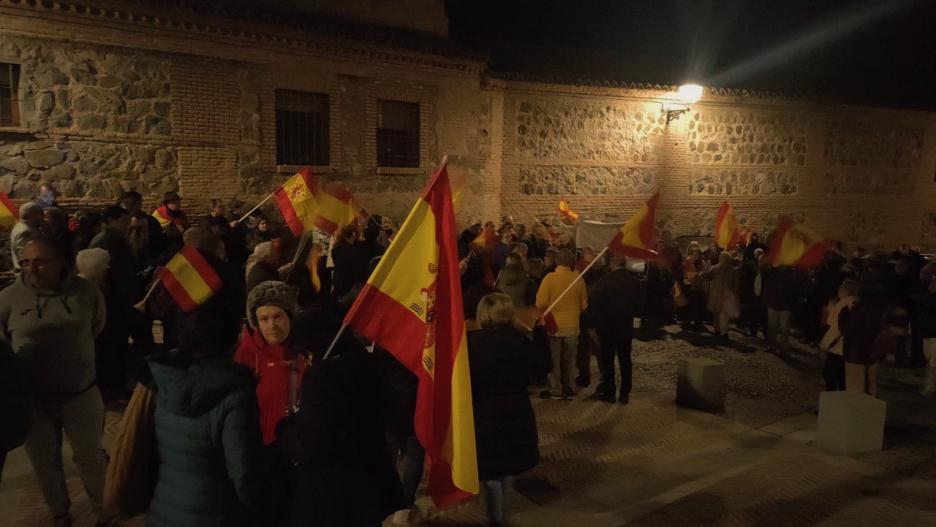 Asistentes a las protestas frente a la sede del PSOE de Toledo.