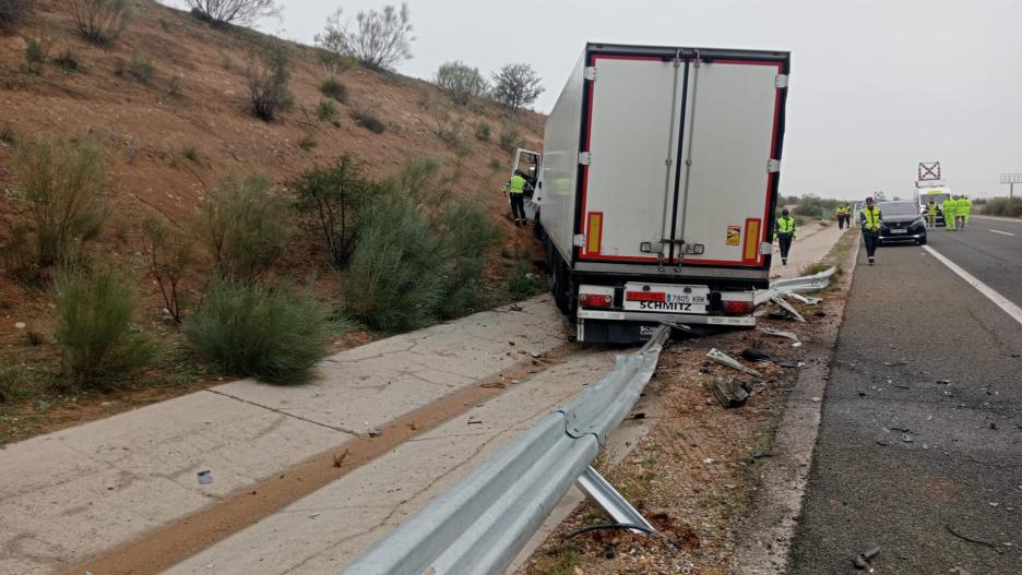 Imagen del camión implicado en el accidente en la R-2 a la altura de Alovera (Guadalajara)