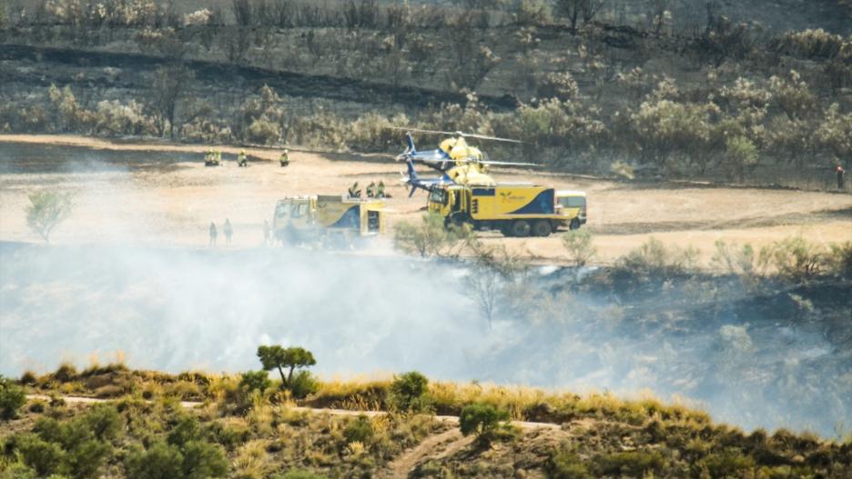Varios helicópteros trabajan en la extinción del incendio provocado en Chiloeches, a 19 de julio de 2022, en Chiloeches, Guadalajara, Castilla La Mancha (España). El incendio en Chiloeches ha pasado a ser declarado de nivel 2 por posible afección a bienes de naturaleza no forestal y posible afección por humo a la población. Trabajan para controlarlo 10 medios, de los que dos son aéreos, y 47 personas. El fuego ha sido detectado pasadas las 15:45 horas y está afectando a una superficie agrícola. Hasta el momento han participado en el operativo 14 medios y 67 personas.
19 JULIO 2022;CHILOECHES;GUADALAJARA;CASTILLA LA MANCHA;INCENDIO
RAFAEL MARTÍN / Europa Press
(Foto de ARCHIVO)
19/7/2022
